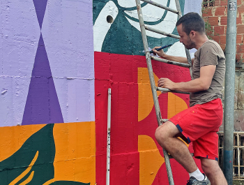 Seb Toussaint en train de peindre