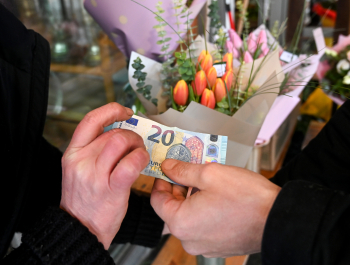 Personnes s'échangeant billet de 20 euros 