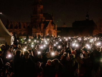 Foule devant le calendrier sur l'esplanade avec lumières du téléphone portable