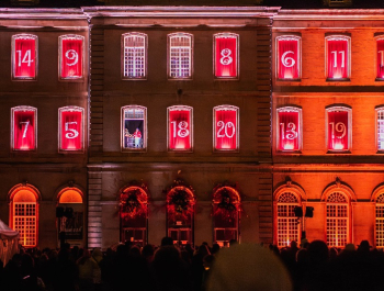 Vue de la mairie - fenêtres du calendrier de l'avent 