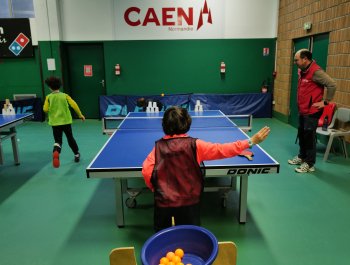 Enfants lors des stages sportifs faisant du tennis de table 
