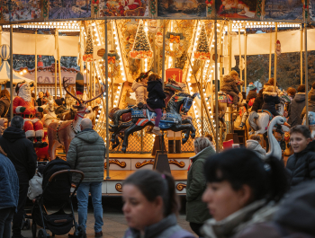 Enfants sur manège en bois de la Place Bouchard