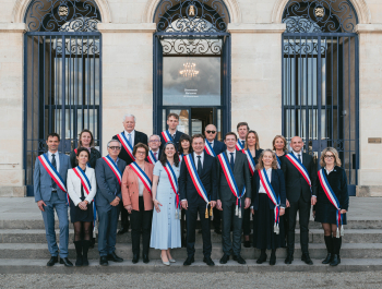 Portrait du nouveau conseil municipal devant l'hôtel de Ville