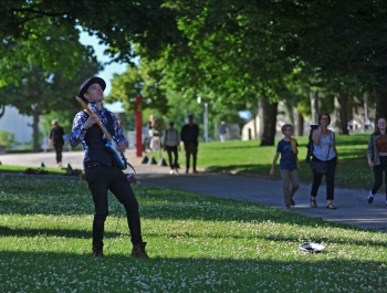 Artiste dans le parc du château lors de la fête de la musique 
