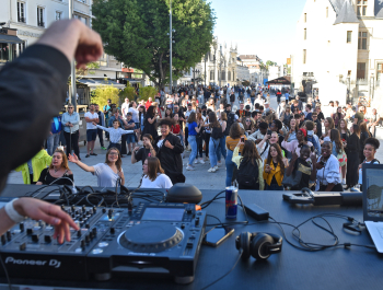 Fête de la musique - platine de DJ et public en train de danser 