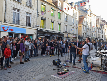 Groupe de musique rue Saint-Pierre, foule devant 