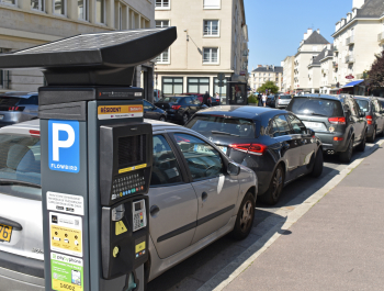 Horodateur et voitures garées dans la rue 