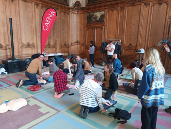 Personnes en train d'apprendre le massage cardiaque