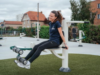 Personne sur les agrès du nouvel espace sportif outdoor 