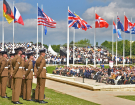 Cérémonie du 6 juin 2024 devant le mémorial de Caen, soldats britanniques et foule assistant à la commémoration