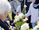 Photographie d'archives d'une cérémonie de la transmission, distribution de roses blanches par des enfants