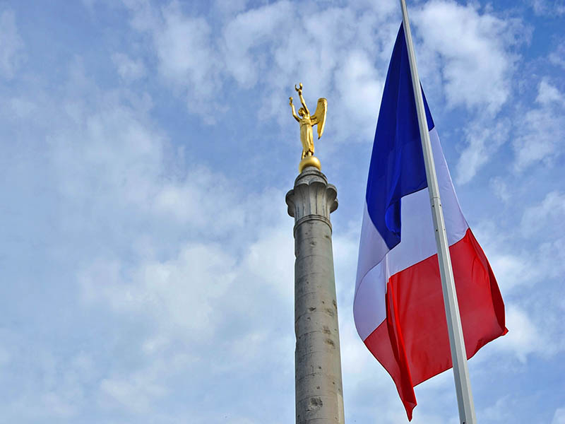 Drapeau français et monuments aux morts