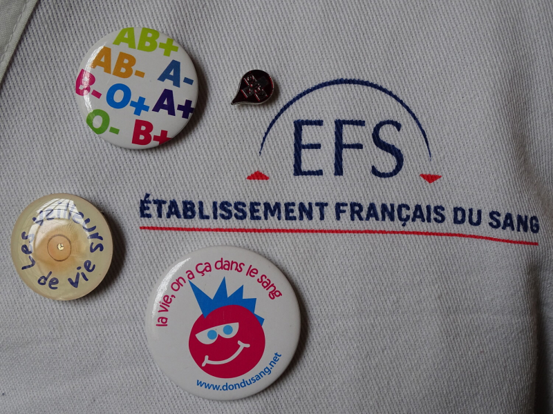Blouse et goodies de l'établissement français du sang 