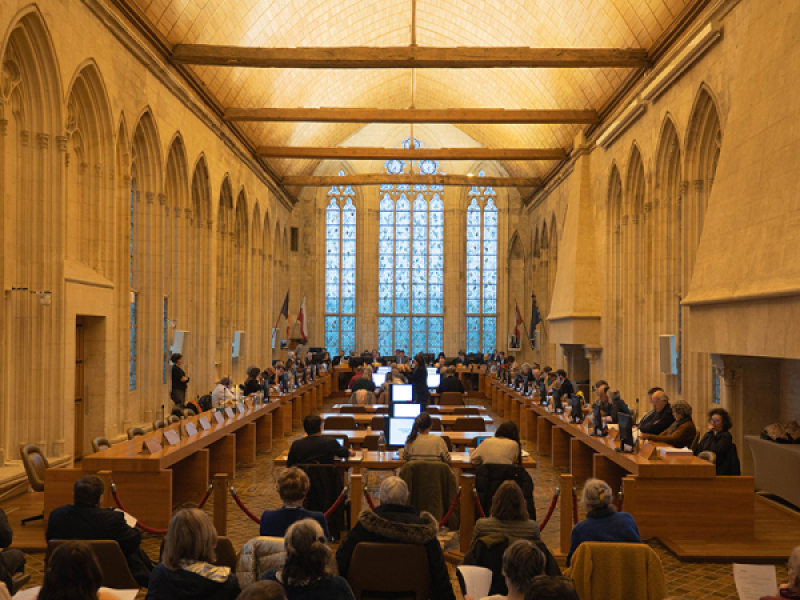 Vue de salle du conseil municipal pendant une séance