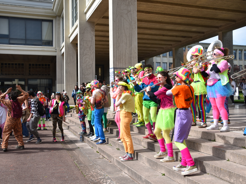 Fanfare devant l'université