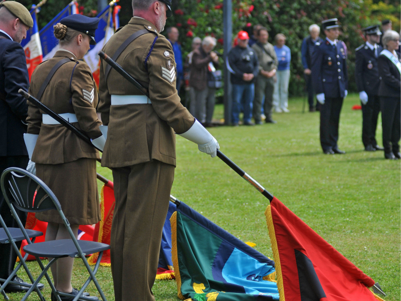 Soldats abaissant les drapeaux lors de la cérémonie 2024 