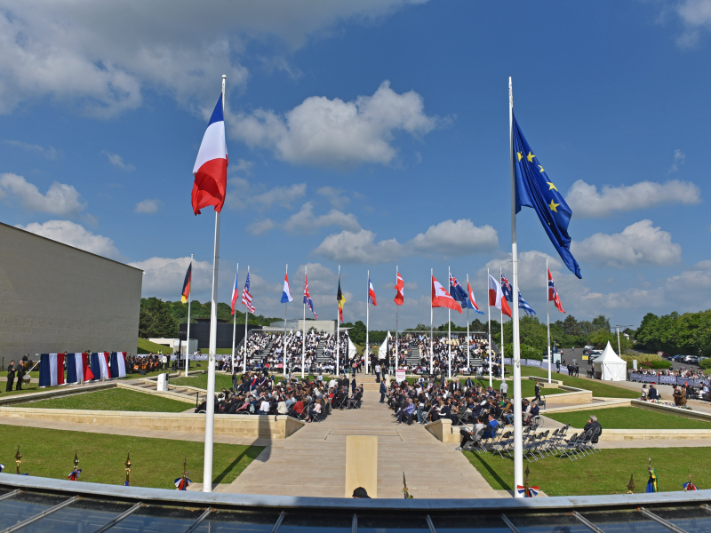Drapeaux français et européen lors d'une cérémonie au Mémorial 