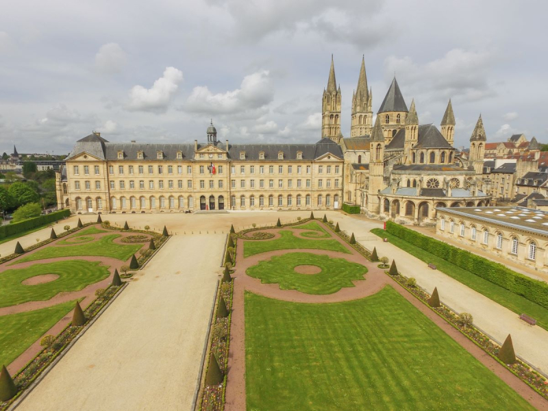 Photo_aerienne_de_l_hotel_de_ville_et_de_l_abbaye_aux_Hommes
