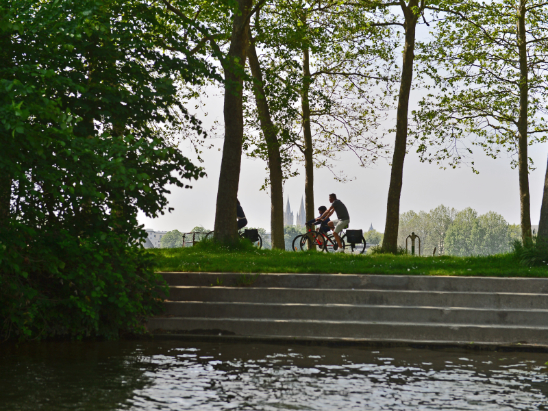 529463-Velo_sur_le_cours_Koenig-Francois_DECAENS___Ville_de_