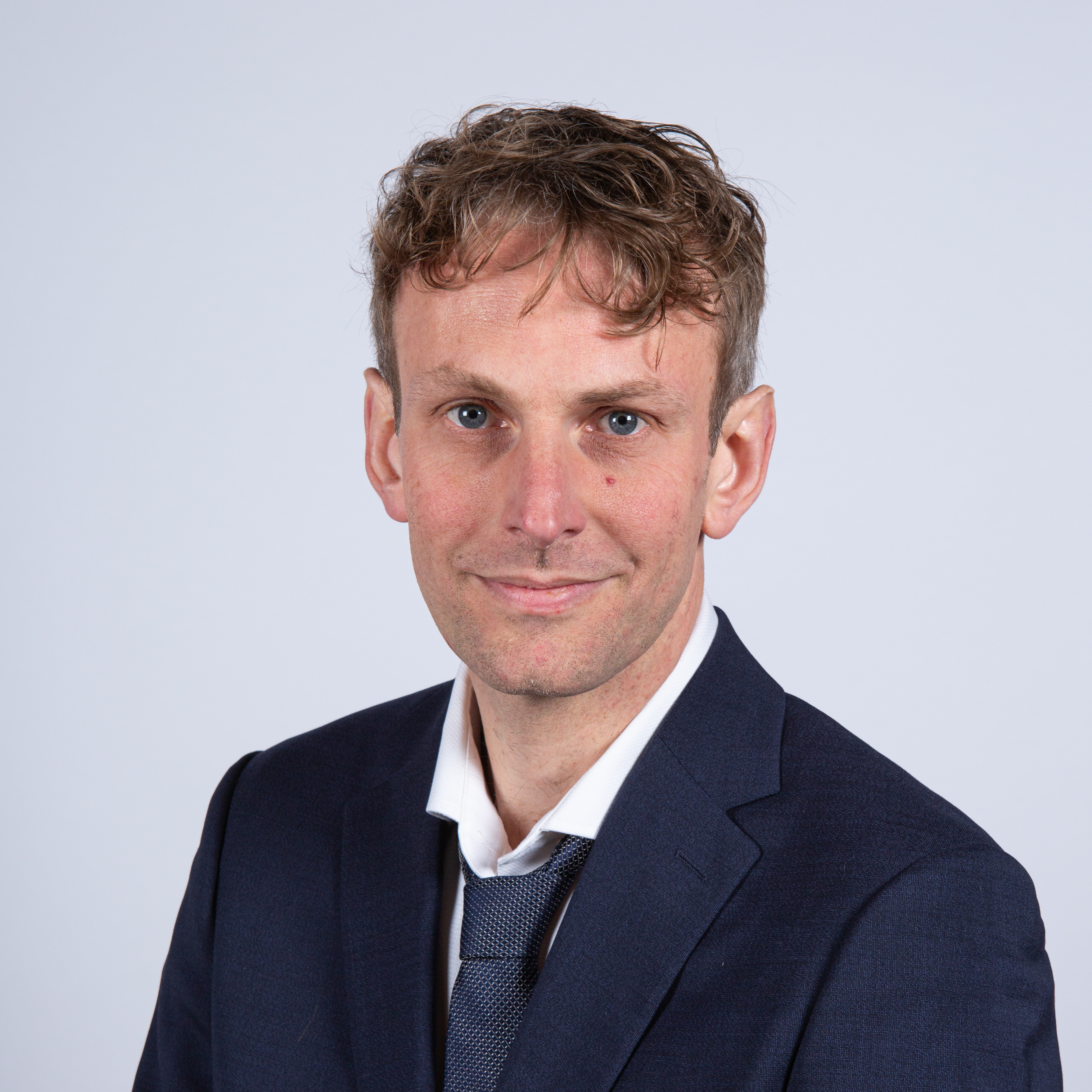 Portrait de Nicolas Escach, seizième adjoint en charge de la vie étudiante, des relations internationales et du tourisme