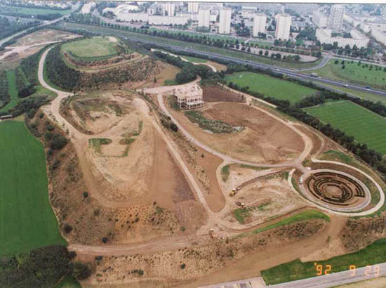 vue d'archive du site de la Colline aux oiseaux - vue aérienne du parc en construction