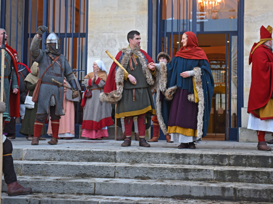 Guillaume et Mathilde devant l'Abbaye-aux-Hommes