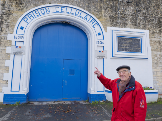 Bernard Duval devant l'ancienne Maison d'arrêt de Caen