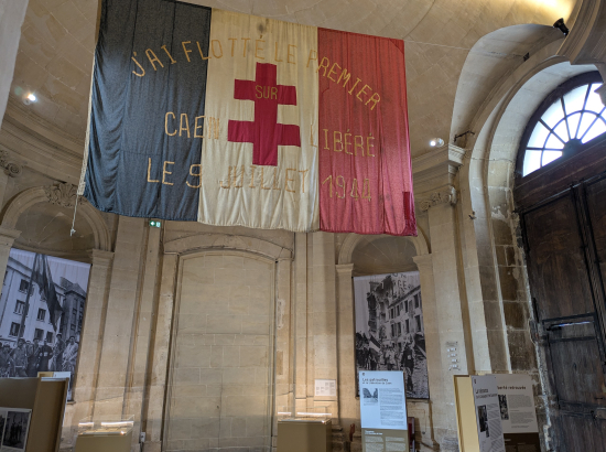 Vue du drapeau français lors de la Libération dans l'exposition Été 44 