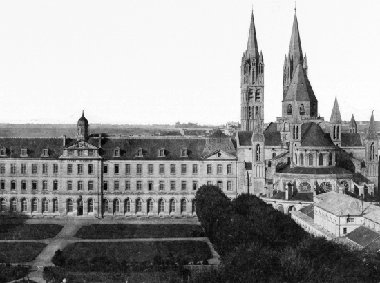 Vue aérienne de l'abbaye lorsqu'elle était lycée au XXème siècle, photo en noir et blanc