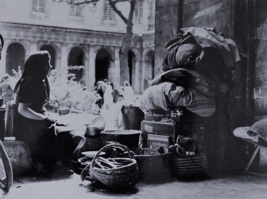 Réfugiés dans le cloître de l'Abbaye-aux-Hommes