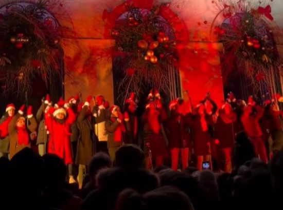 Les chanteurs de Musique en plaine devant l'hôtel de ville