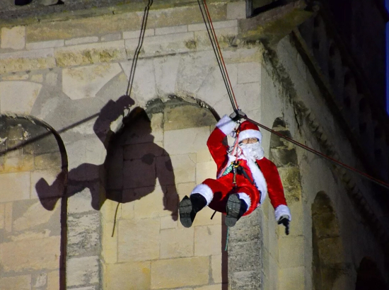 Père Noël en tyrolienne