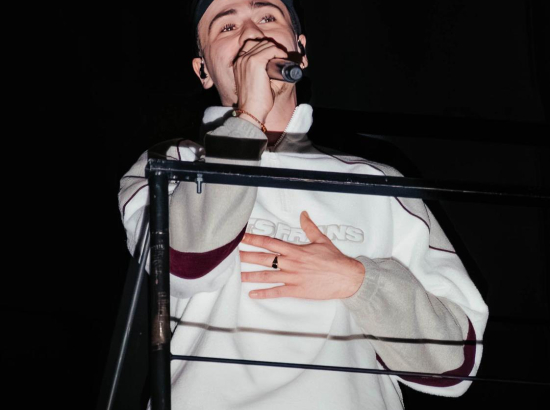 Portrait de Pierre Garnier en train de chanter