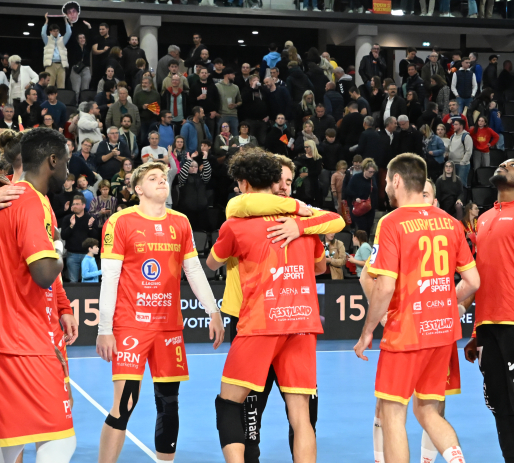 L'équipe de handball Les Vikings célèbrent leur victoire