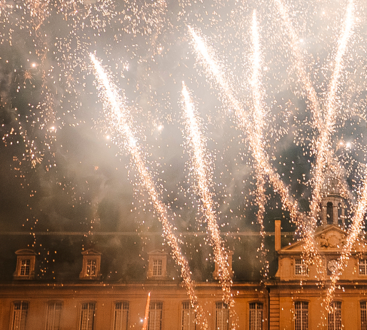 Feux d'artifices au-dessus de la façade de l'hôtel de ville © Ville de Caen / Grégory Forestier