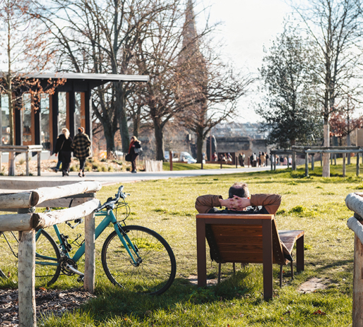 Un homme allongé sur un banc dans le parc du Château © Ville de Caen / M. Bouvier