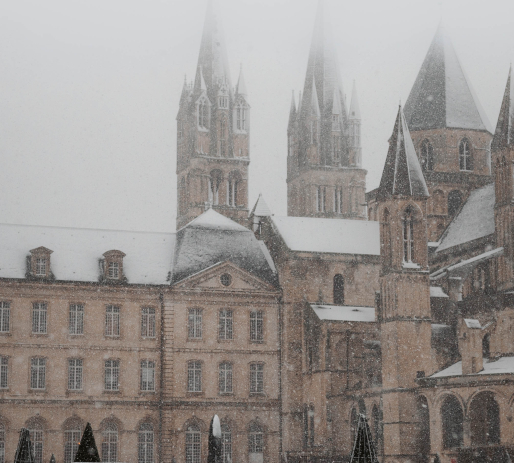 L'Abbaye aux Hommes sous la neige