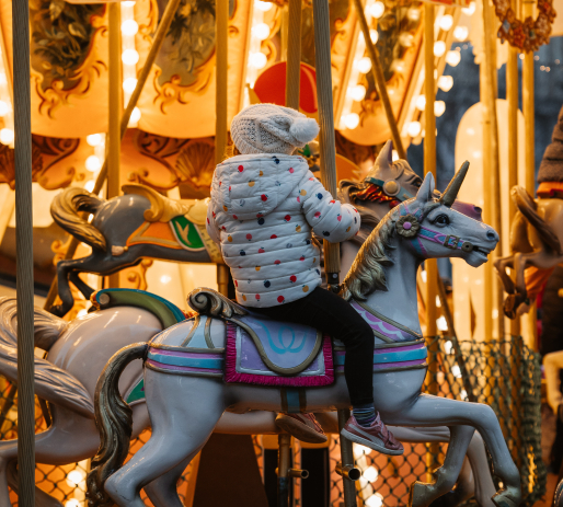 Enfant sur un manège de Noël 