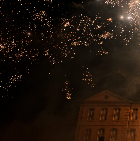 Feux d'artifices au-dessus de la façade de l'hôtel de ville © Ville de Caen / Grégory Forestier