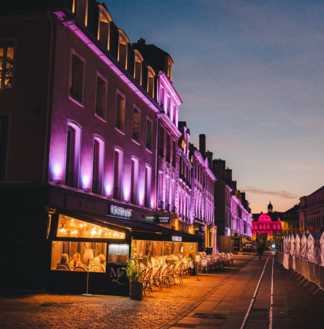 La place Saint-Sauveur illuminée en rose pour l'opération Octobre rose © Hello Caen