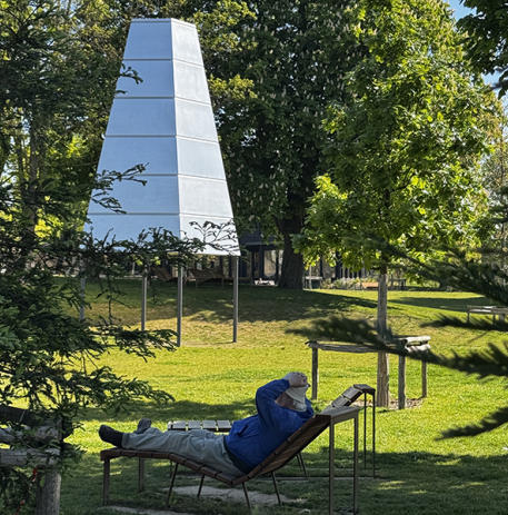 Personne se reposant dans le parc du Château © Ville de Caen / A. Kourilenko