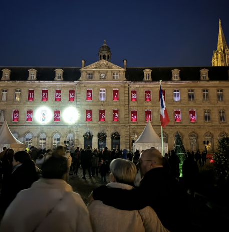 Foule devant l'hôtel de Ville pour le calendrier de l'Avent