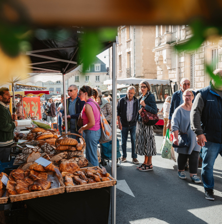 Marché place Saint-Sauveur - étal et passants