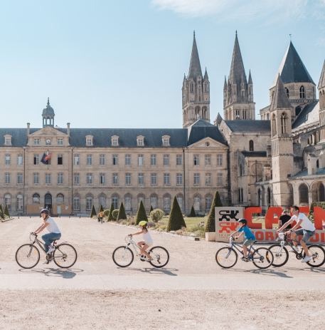 Vélos sur l'esplanade de l'Hôtel de Ville