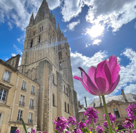 Vue printanière de l'entrée de l'abbatiale Saint-Etienne © Ville de Caen / K. Taburet