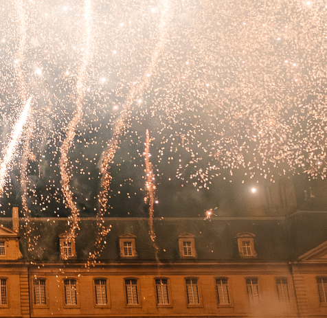 Feux d'artifices au-dessus de la façade de l'hôtel de ville © Ville de Caen / Grégory Forestier