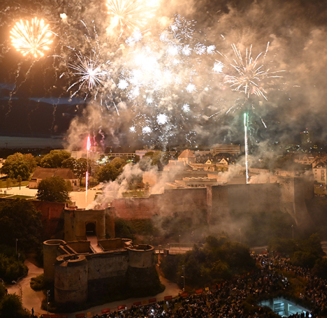Vue aérienne du feu d'artifice du 14 juillet tiré depuis le Château © Ville de Caen / J.-Ch. Lorieux