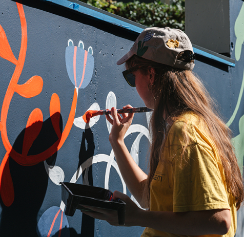 L'artiste Joanna Calderwood a réalisé une fresque pour le Palma Festival sur un mur de la Miséricorde © Ville de Caen / M. Bouvier