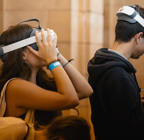 Deux étudiants testent des casques de réalité virtuelle © Ville de Caen / M. Bouvier