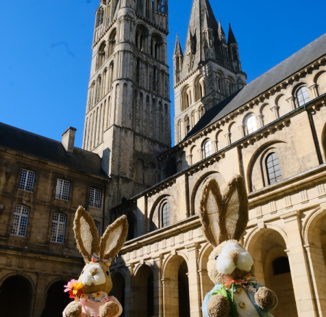 Lapins de Pâques devant le clocher de l'Abbatiale Saint-Etienne © Ville de Caen